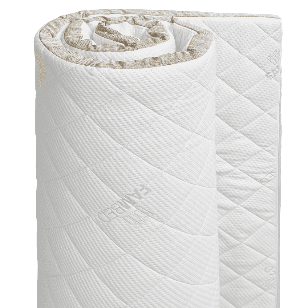 Gedeeltelijk opgerolde FAMBED topmatras van natuurlatex met een gewatteerde witte hoes en linnenkleurige rand