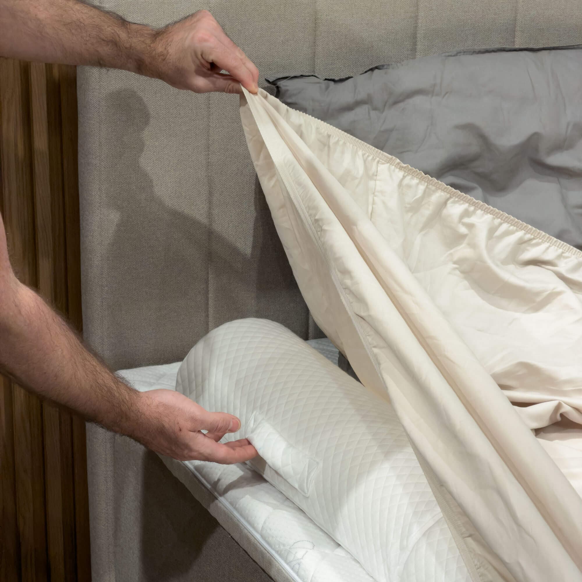 Bedhekje van FamBed, stevig onder het laken langs de bedrand geplaatst