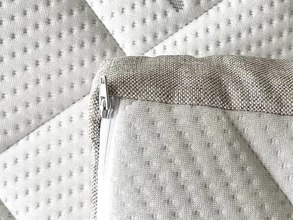 Close-up van de rits langs de rand van de afneembare TENCEL™-hoes van de topmatras