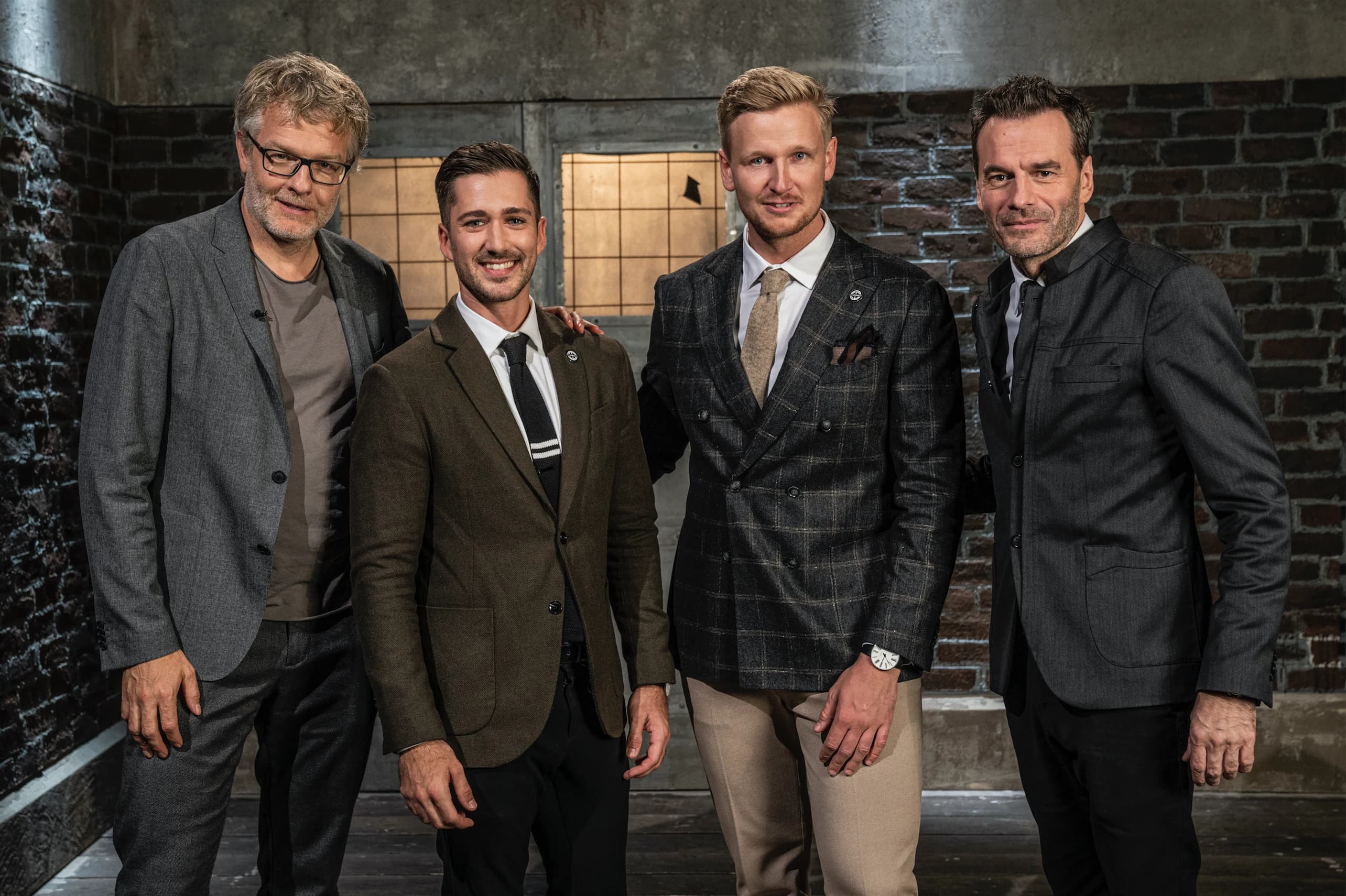 Oliver en Kasper met het duo achter Dialægt in de studio van Løvens Hule