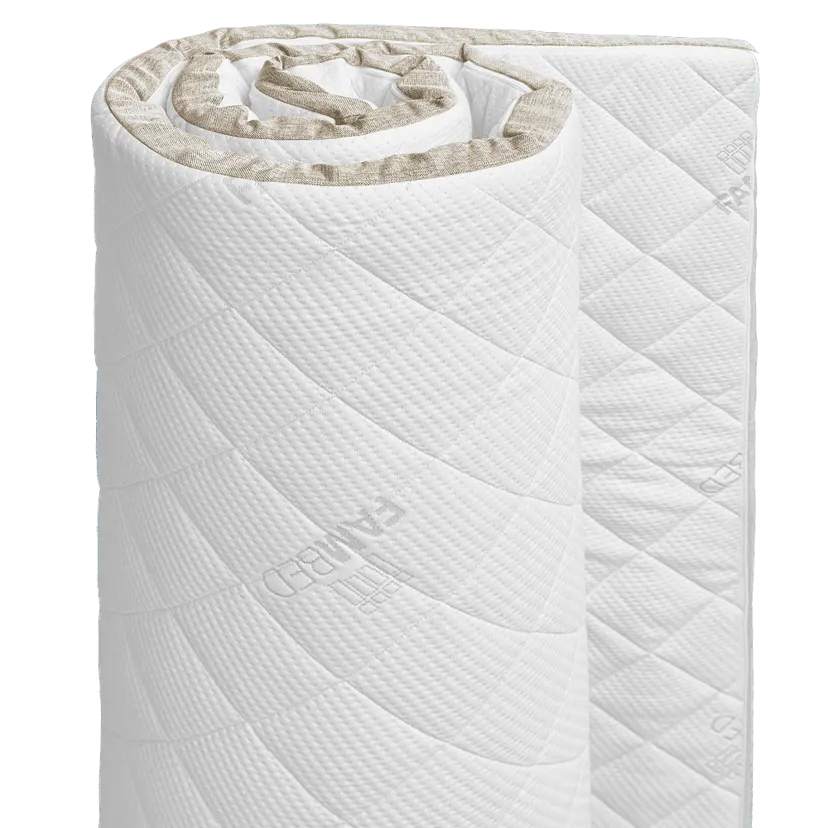 Opgerolde FAMBED topmatras met een gewatteerde witte hoes en beige bies