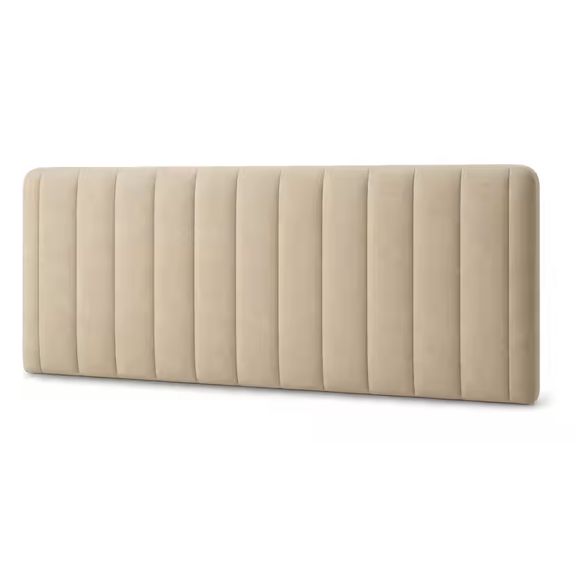 Beige, volledig gestoffeerd FamBed hoofdbord met verticale gestoffeerde vlakken.